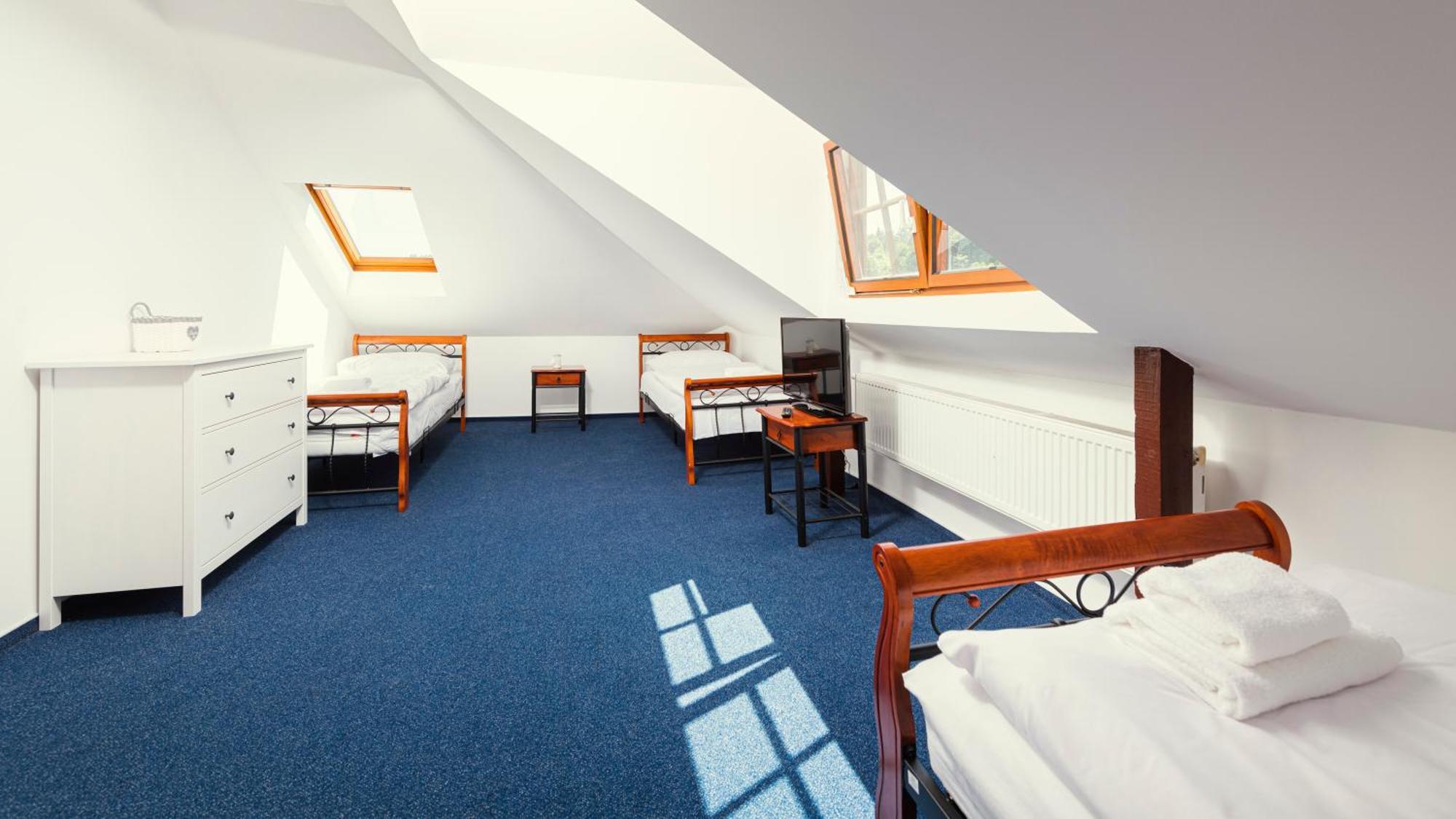 Hotel Ostende Chocerady エクステリア 写真