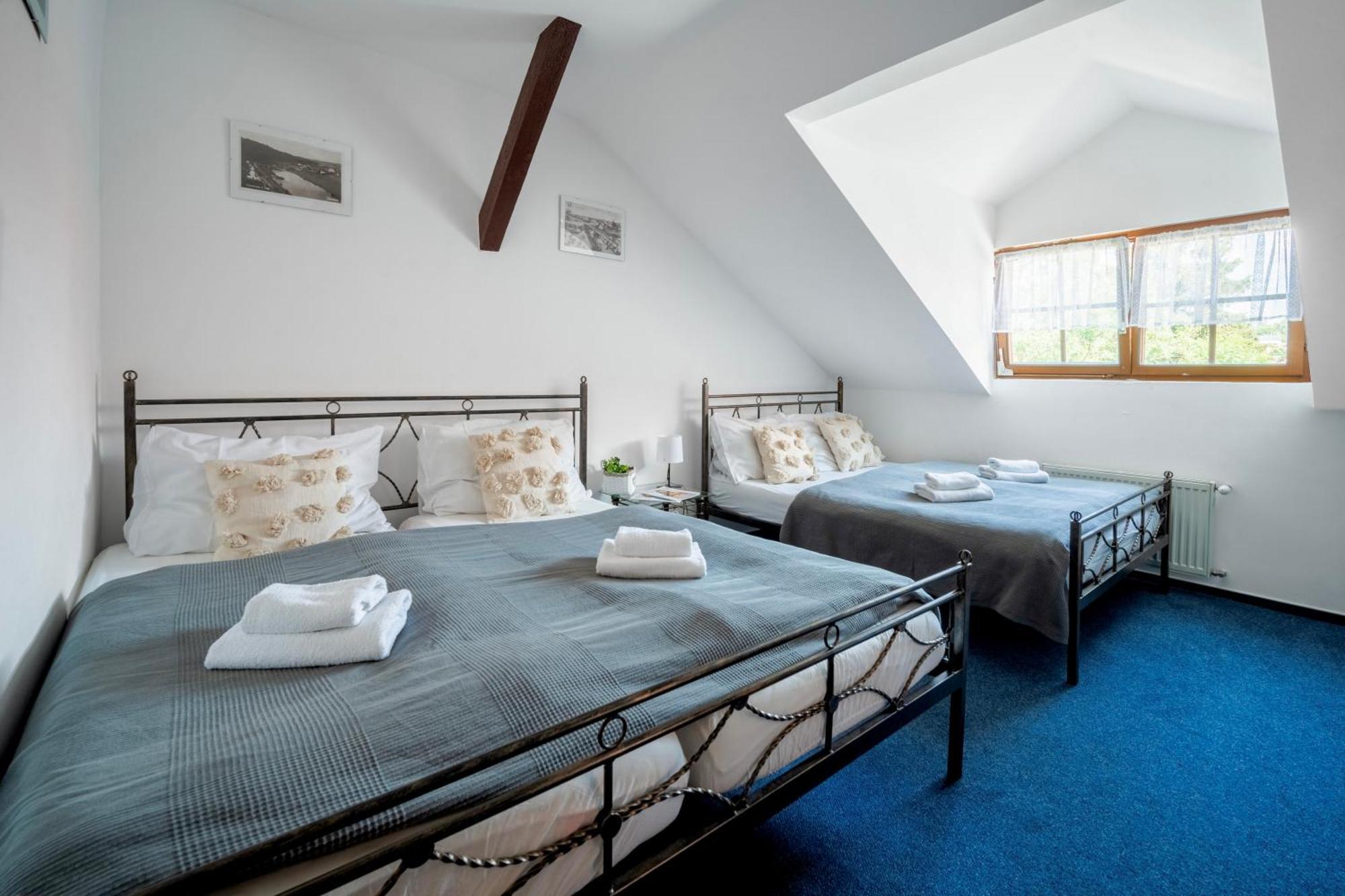 Hotel Ostende Chocerady エクステリア 写真