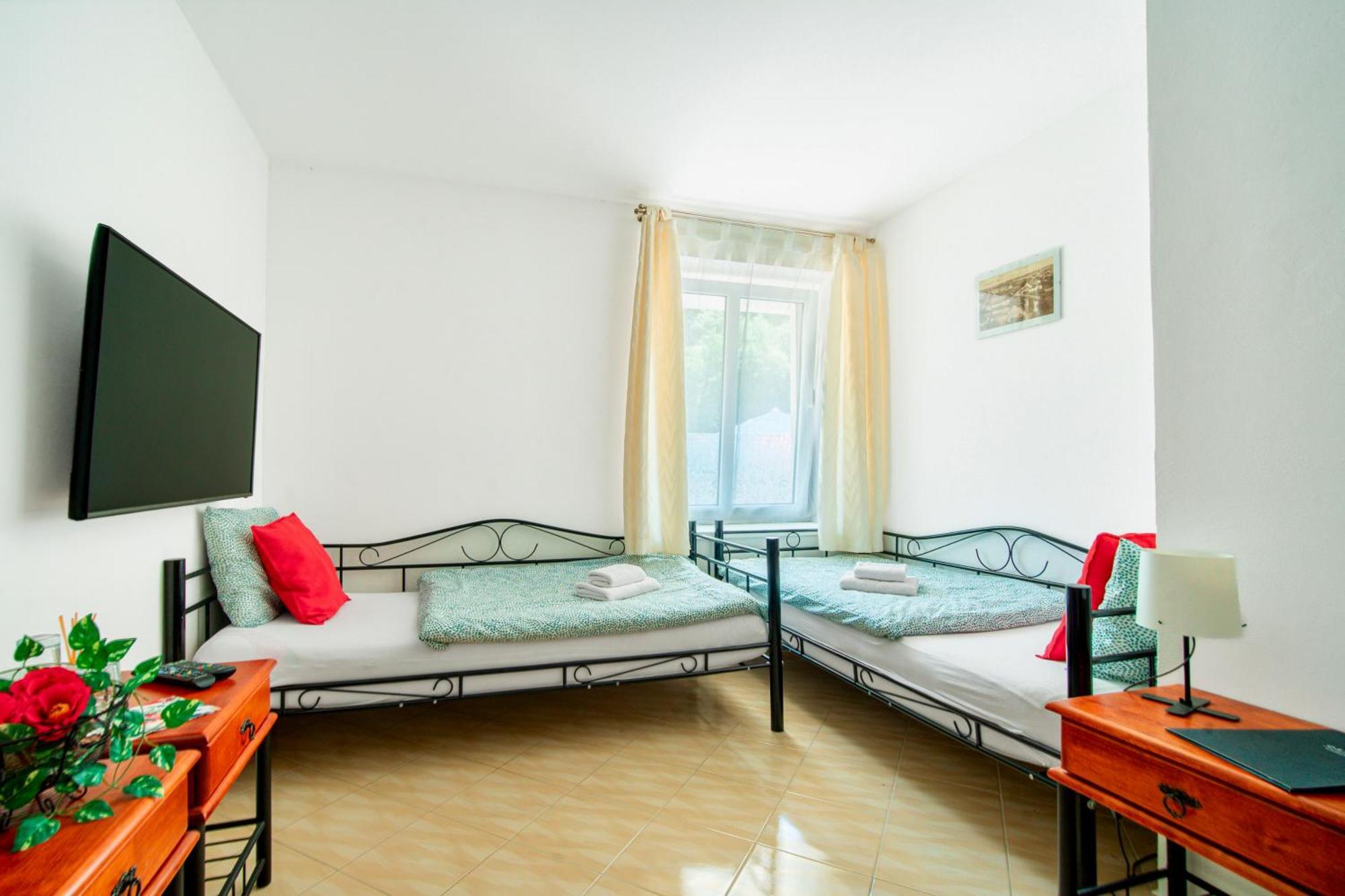Hotel Ostende Chocerady エクステリア 写真