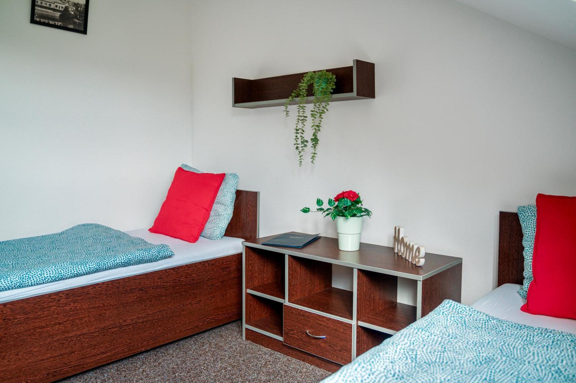 Hotel Ostende Chocerady エクステリア 写真