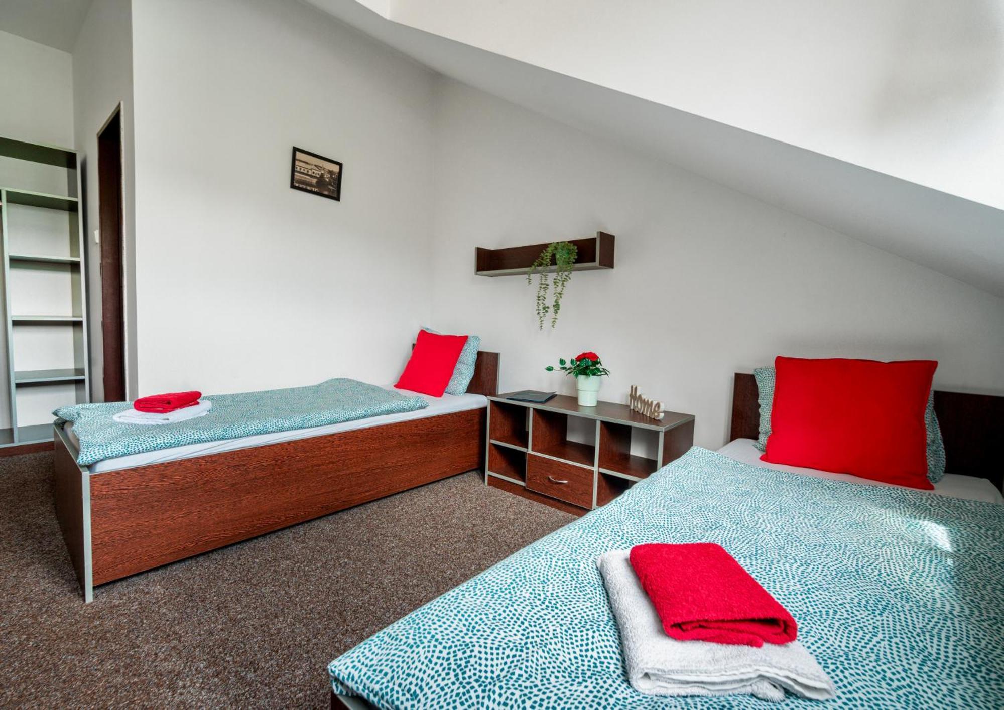 Hotel Ostende Chocerady エクステリア 写真