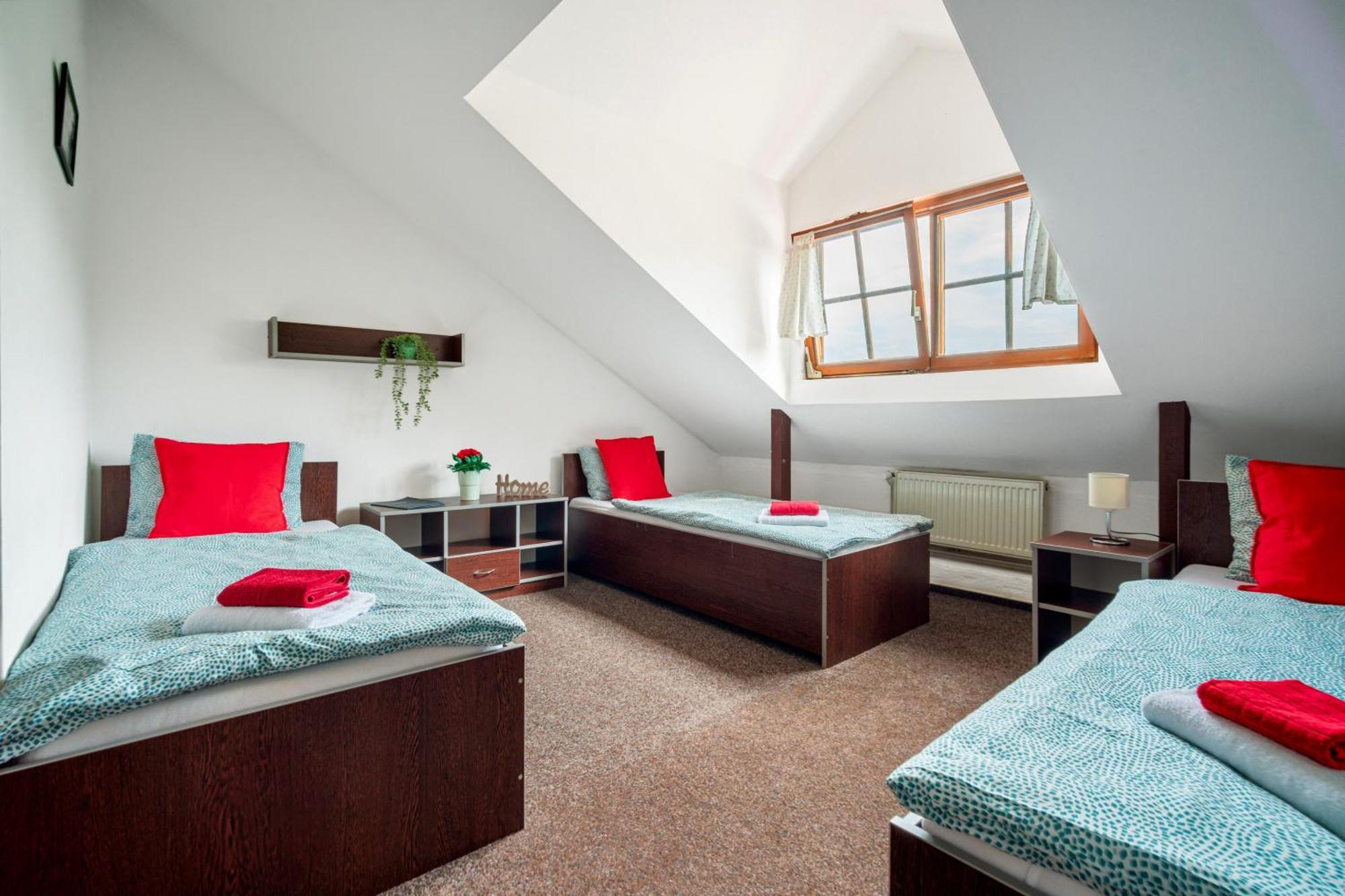 Hotel Ostende Chocerady エクステリア 写真