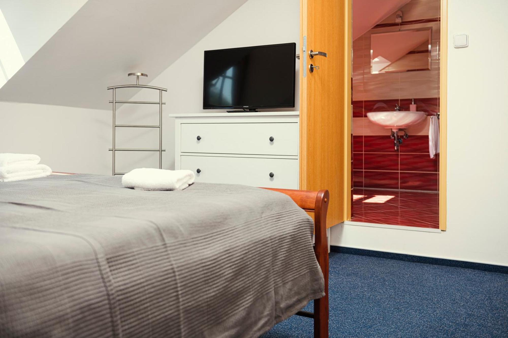 Hotel Ostende Chocerady エクステリア 写真