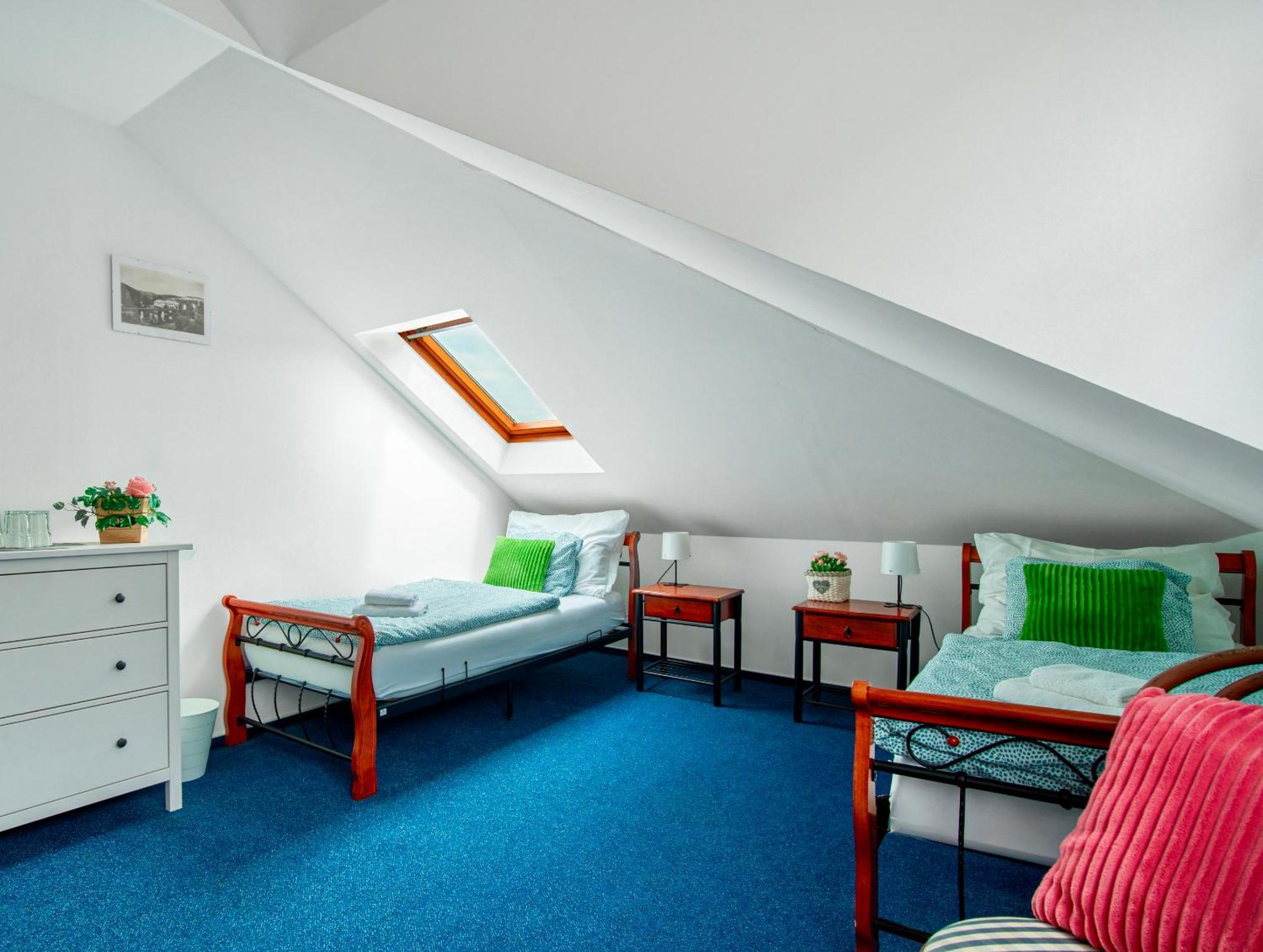 Hotel Ostende Chocerady エクステリア 写真