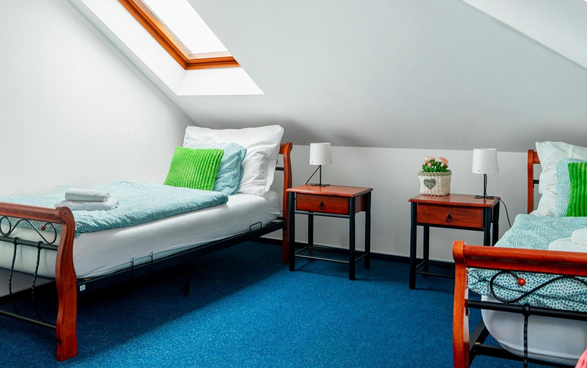 Hotel Ostende Chocerady エクステリア 写真