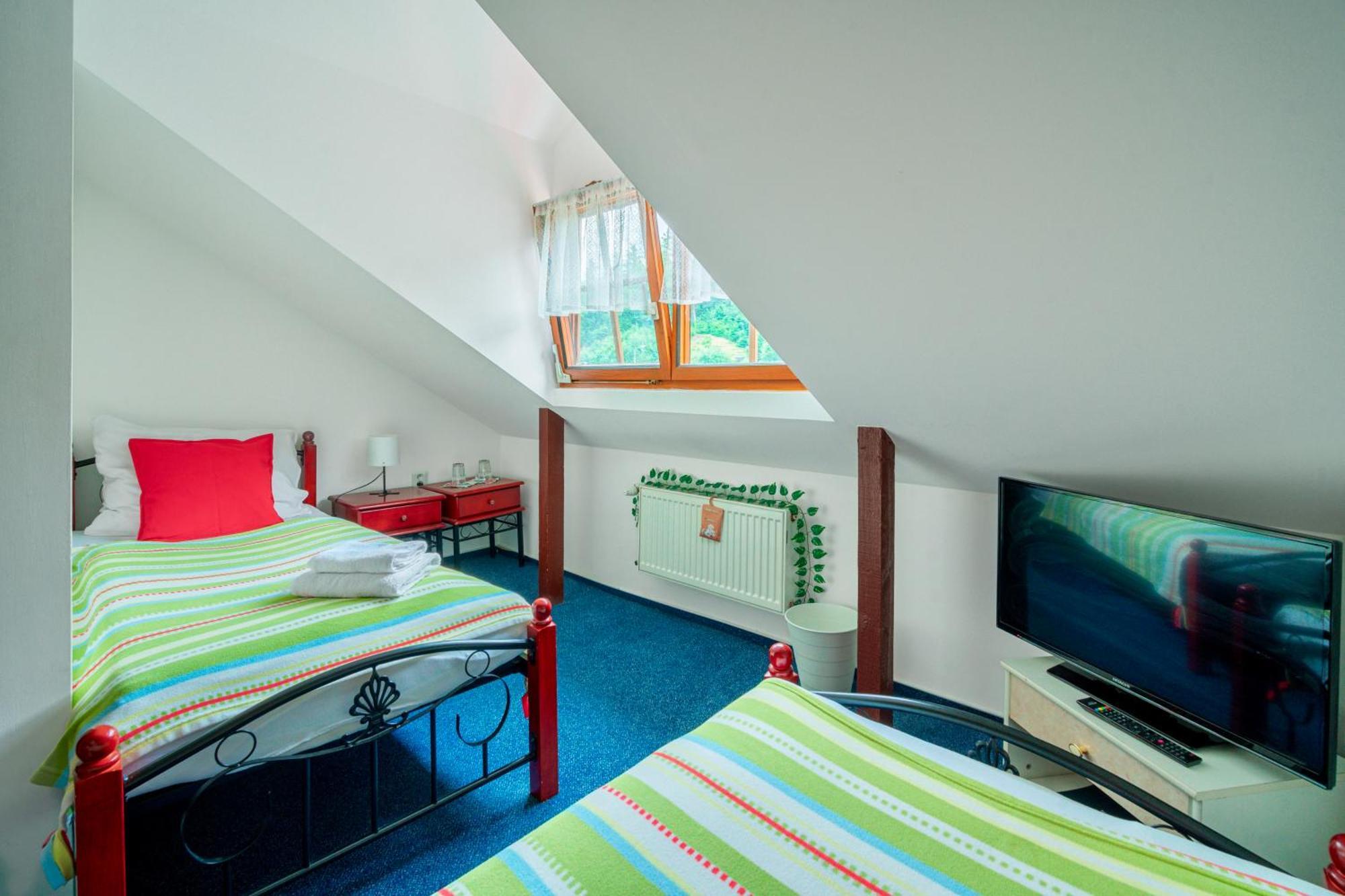 Hotel Ostende Chocerady エクステリア 写真