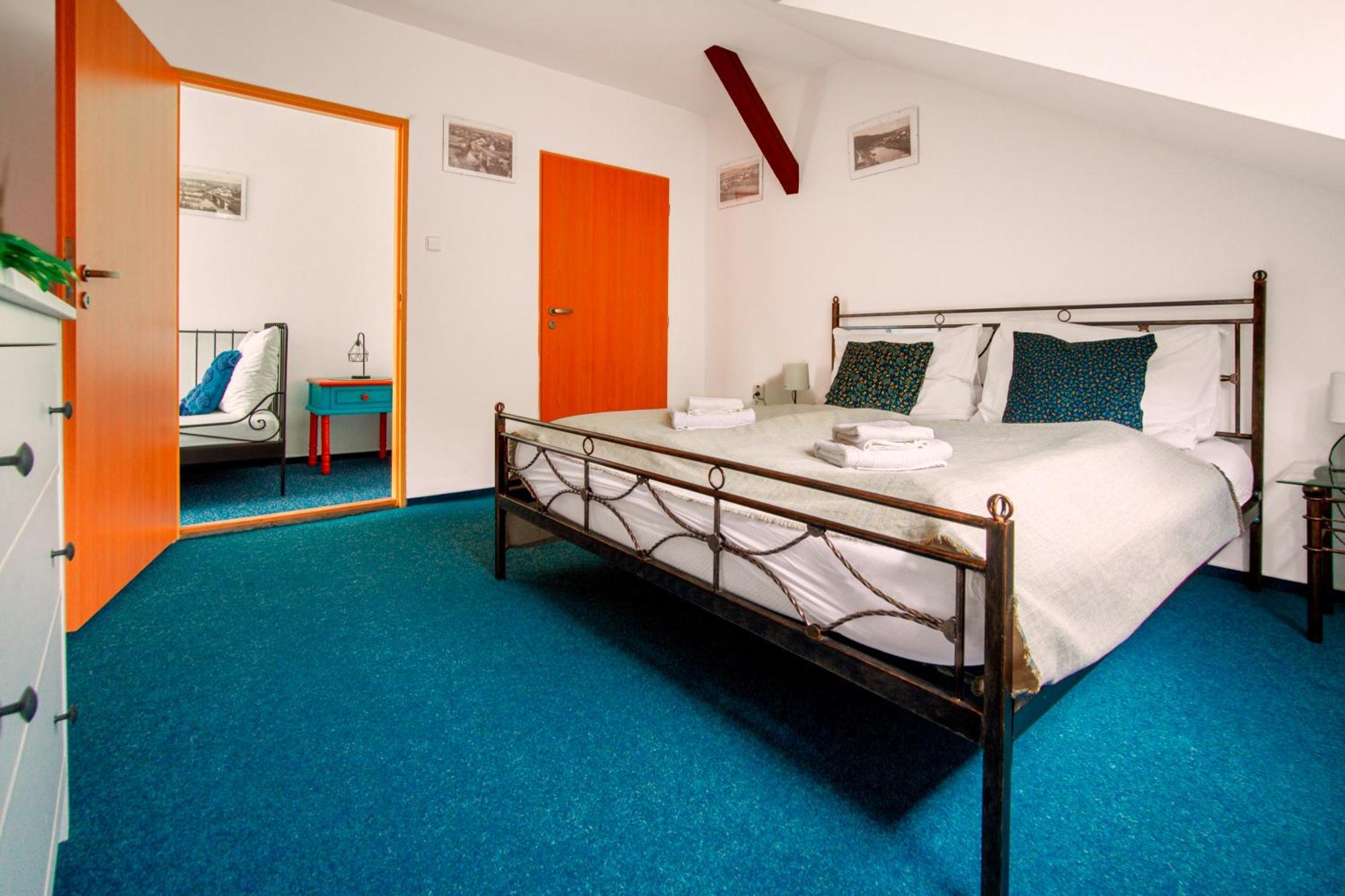 Hotel Ostende Chocerady エクステリア 写真