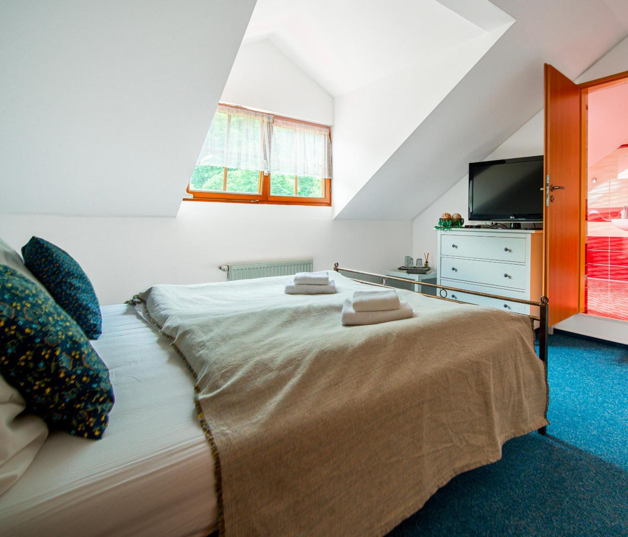 Hotel Ostende Chocerady エクステリア 写真