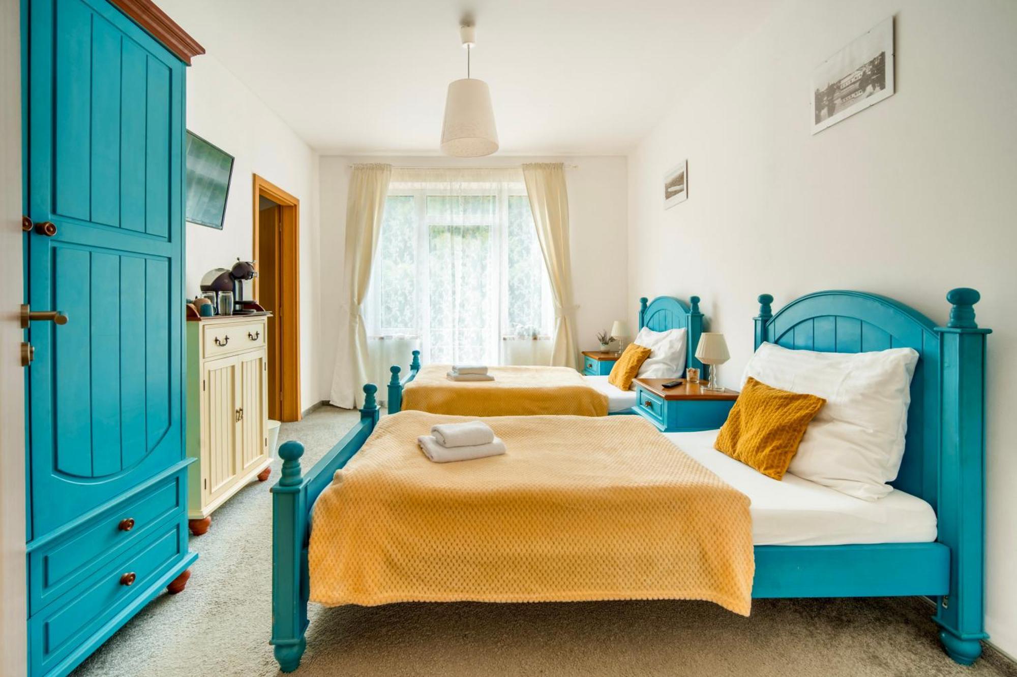 Hotel Ostende Chocerady エクステリア 写真