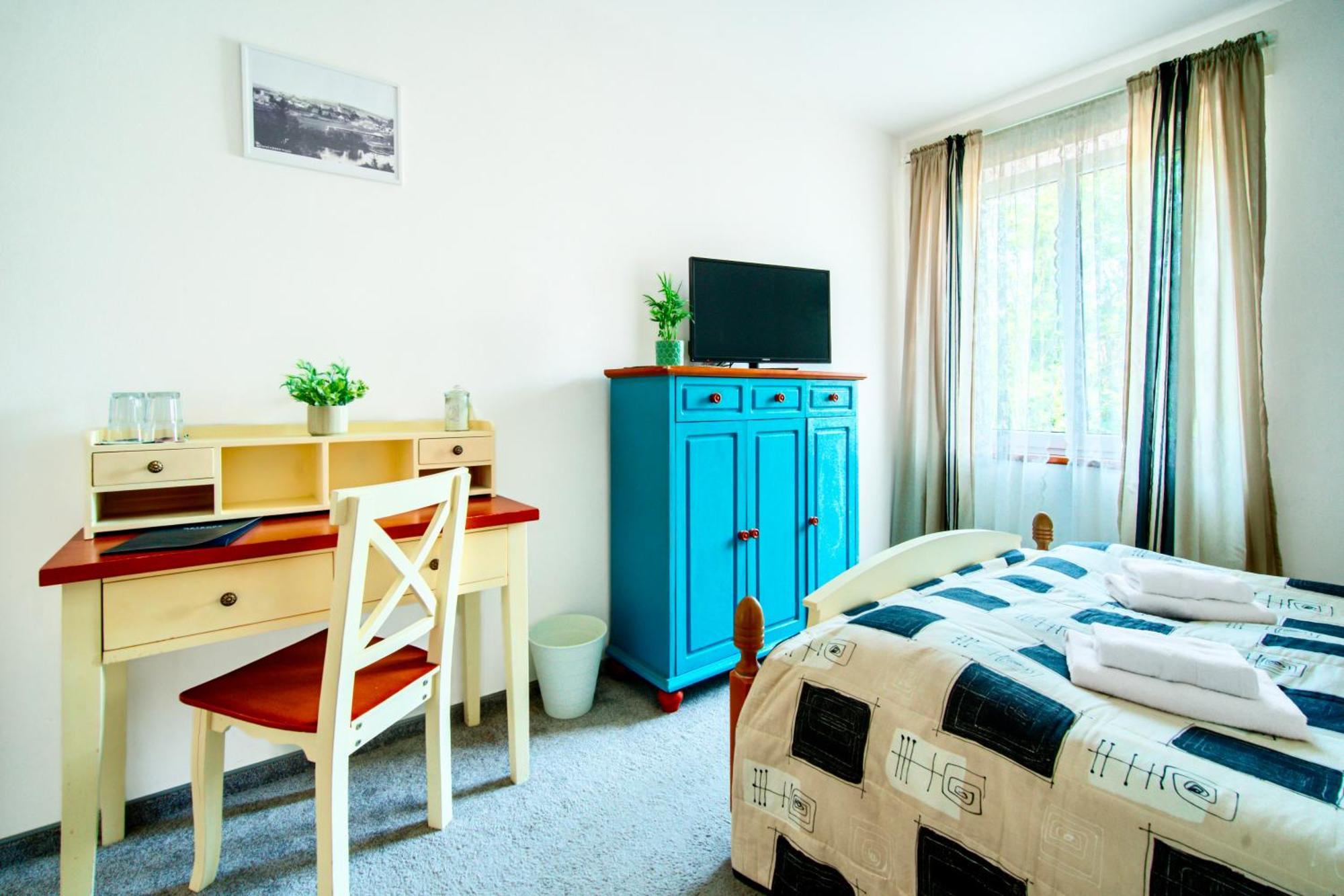 Hotel Ostende Chocerady エクステリア 写真